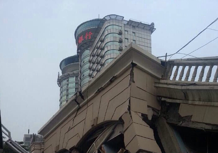 湖北一待拆大樓突然垮塌，萬向重物移動器進行大量搬運作業(yè)